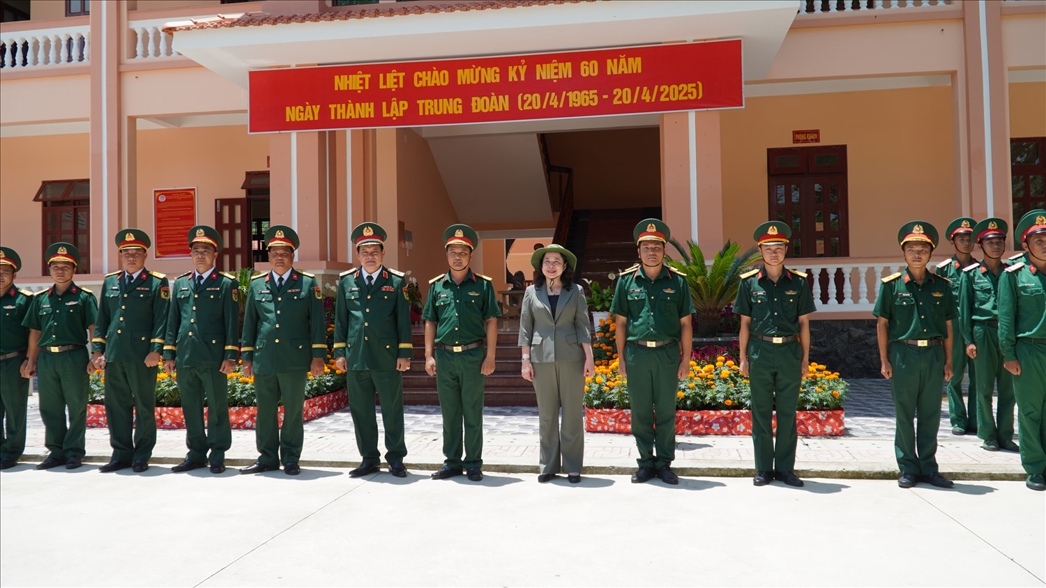 Phó Chủ tịch nước Võ Thị Ánh Xuân và Trung tướng Nguyễn Xuân Dắt, Tư lệnh Quân khu 9 chụp ảnh lưu niệm cùng cán bộ, chiến sĩ đoàn Bộ binh 20 đóng quân trên địa bàn TP. Hà Tiên 