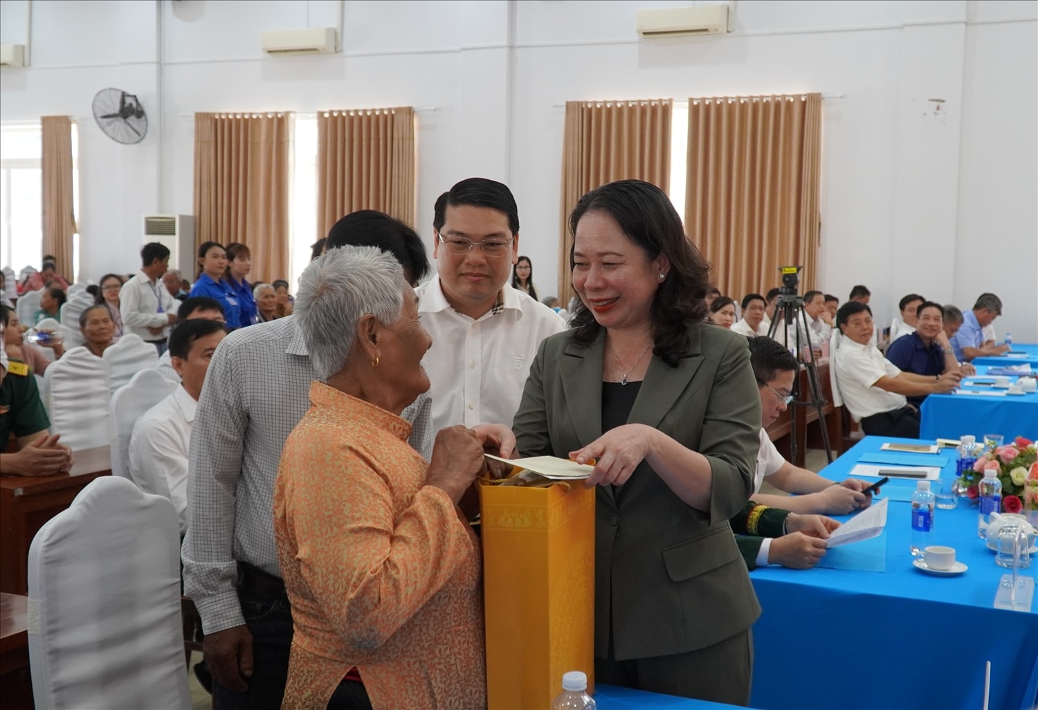 Phó Chủ tịch nước Võ Thị Ánh Xuân trao quà đến Mẹ Việt Nam Anh hùng Thị Hol dân tộc Khmer 