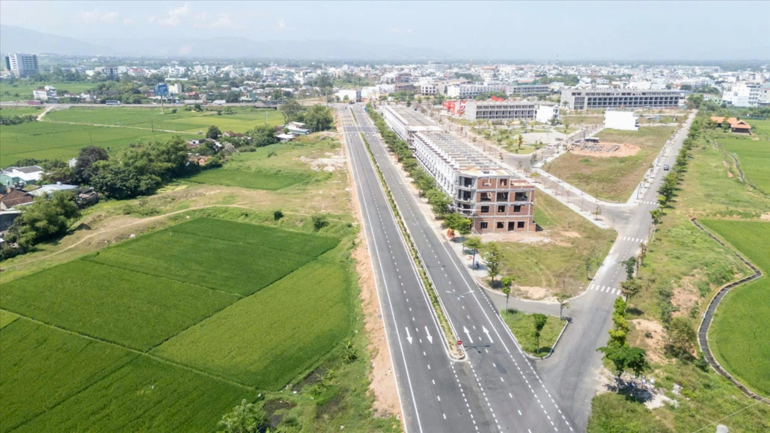 Tuyến đường kết nối trung tâm thị xã An Nhơn đến ven đầm Thị Nại có chiều dài 9,4 km, tổng vốn đầu tư hơn 1000 tỷ đồng