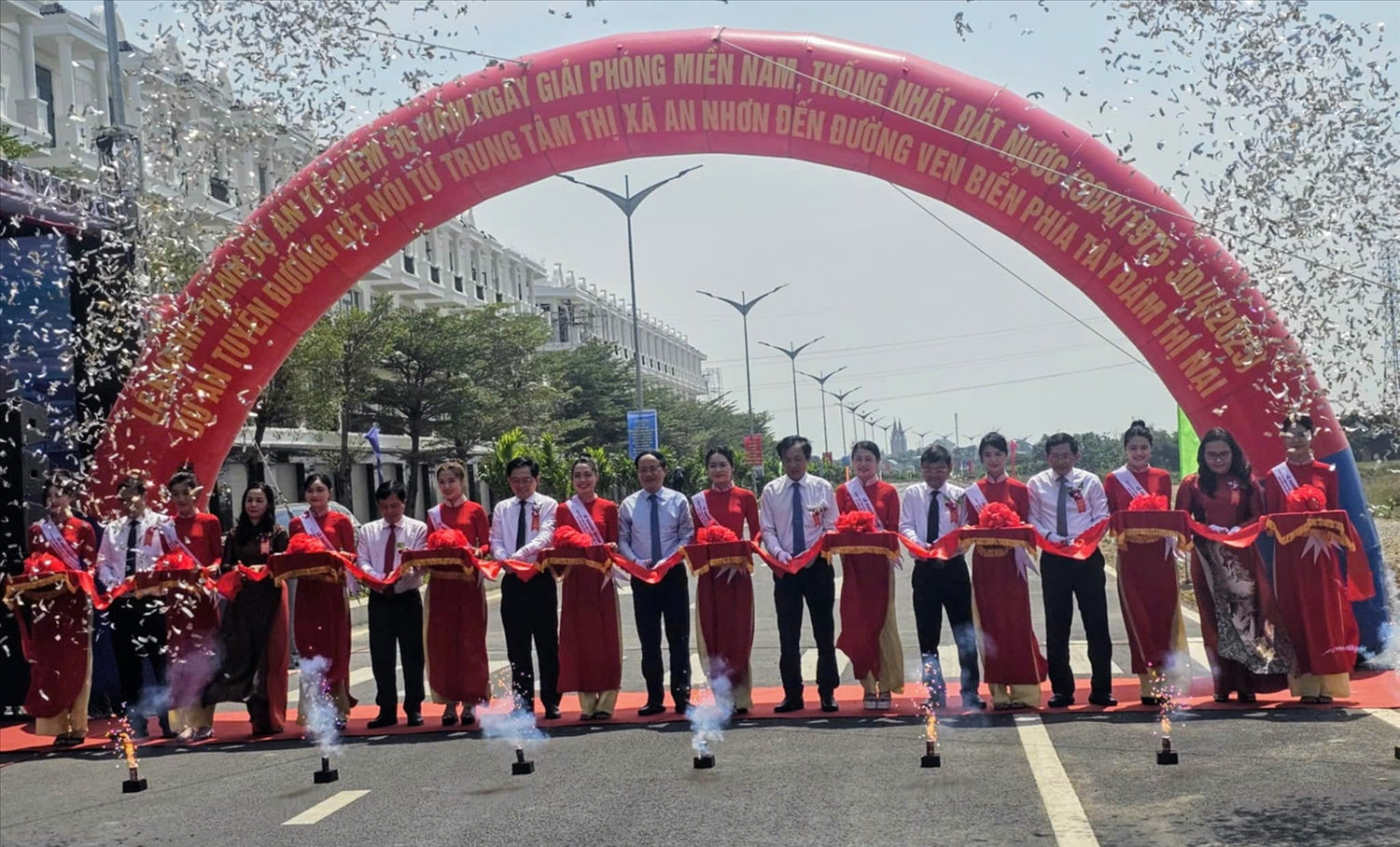 Các đại biểu cắt băng  Khánh thành tuyến đường kết nối trung tâm thị xã An Nhơn đến ven đầm Thị Nại