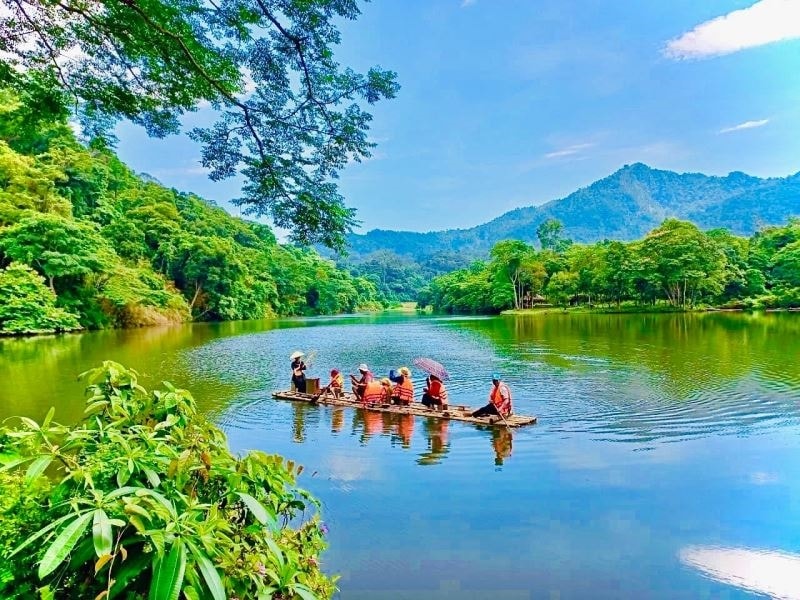 du khách trải nghiệm bơi mảng nghe hát Then trên hồ Nà Nưa.