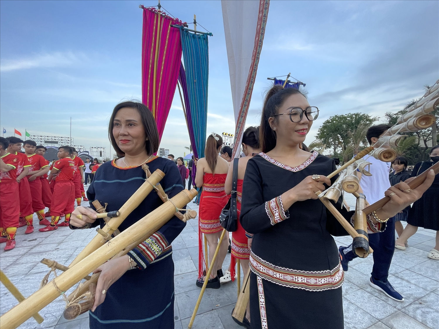 Nghệ nhân giới thiệu nhạc cụ dân tộc thiểu số ở Kon Tum tại thành phố Quảng Ngãi đêm 15/4/2025