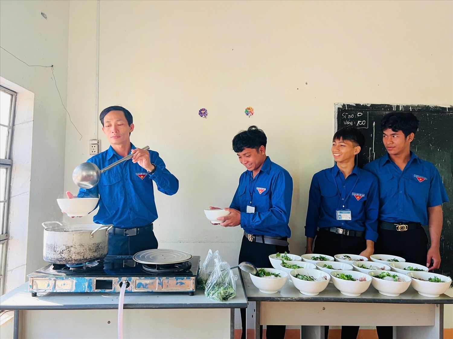 Bên cạnh việc tích cực dạy học ôn tập, Trường THPT Ya Ly (huyện Chư Păh) còn duy trì “Chỗ trọ 0 đồng” và bếp ăn “Ngày thứ 5 yêu thương” để chia sẻ khó khăn, động viên các em hoàn thành tốt kỳ thi quan trọng sắp đến