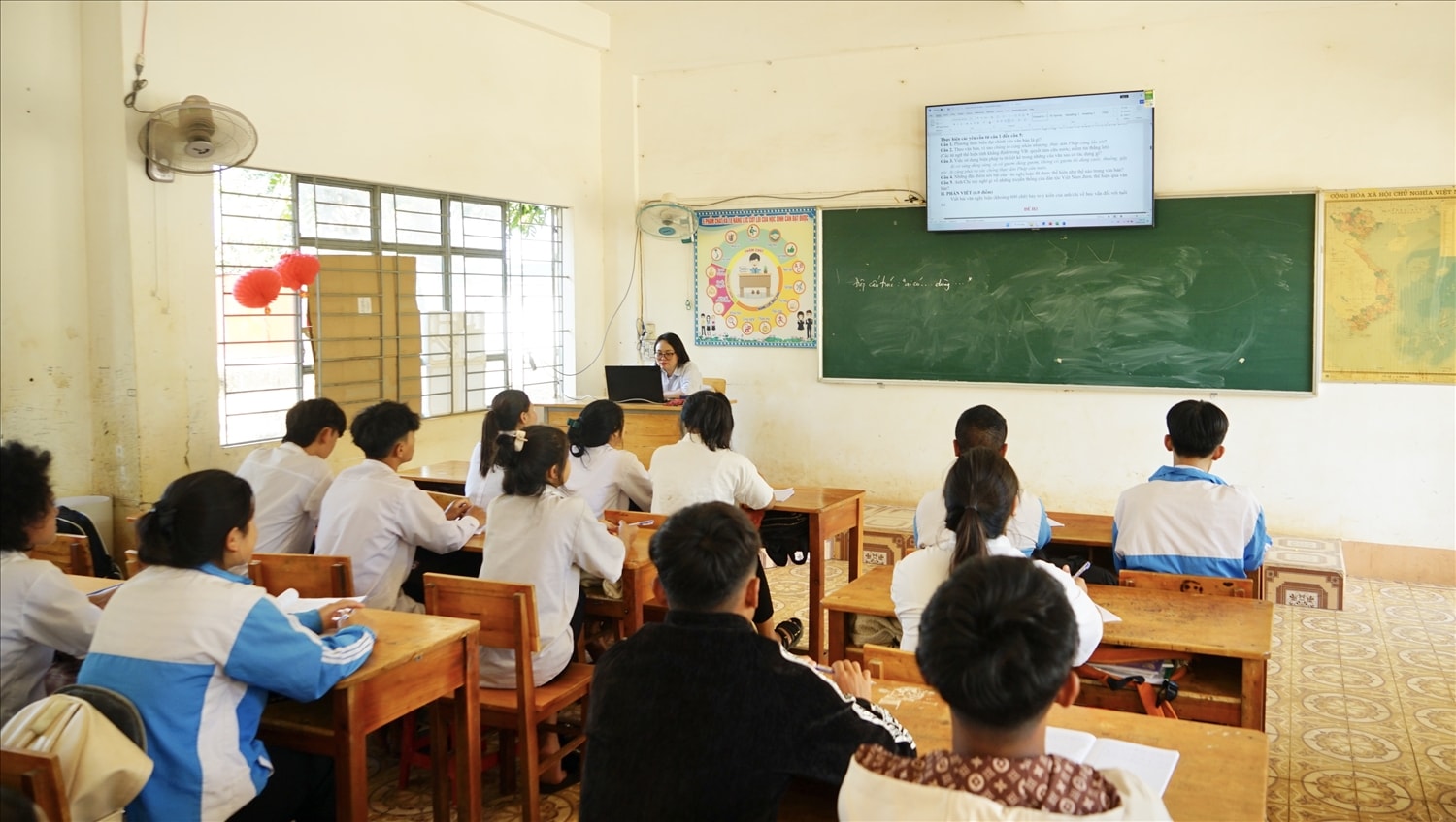 Một buổi ôn tập tình nguyện cho các em học sinh lớp 12, Trường THPT Ya Ly, huyện Chư Păh