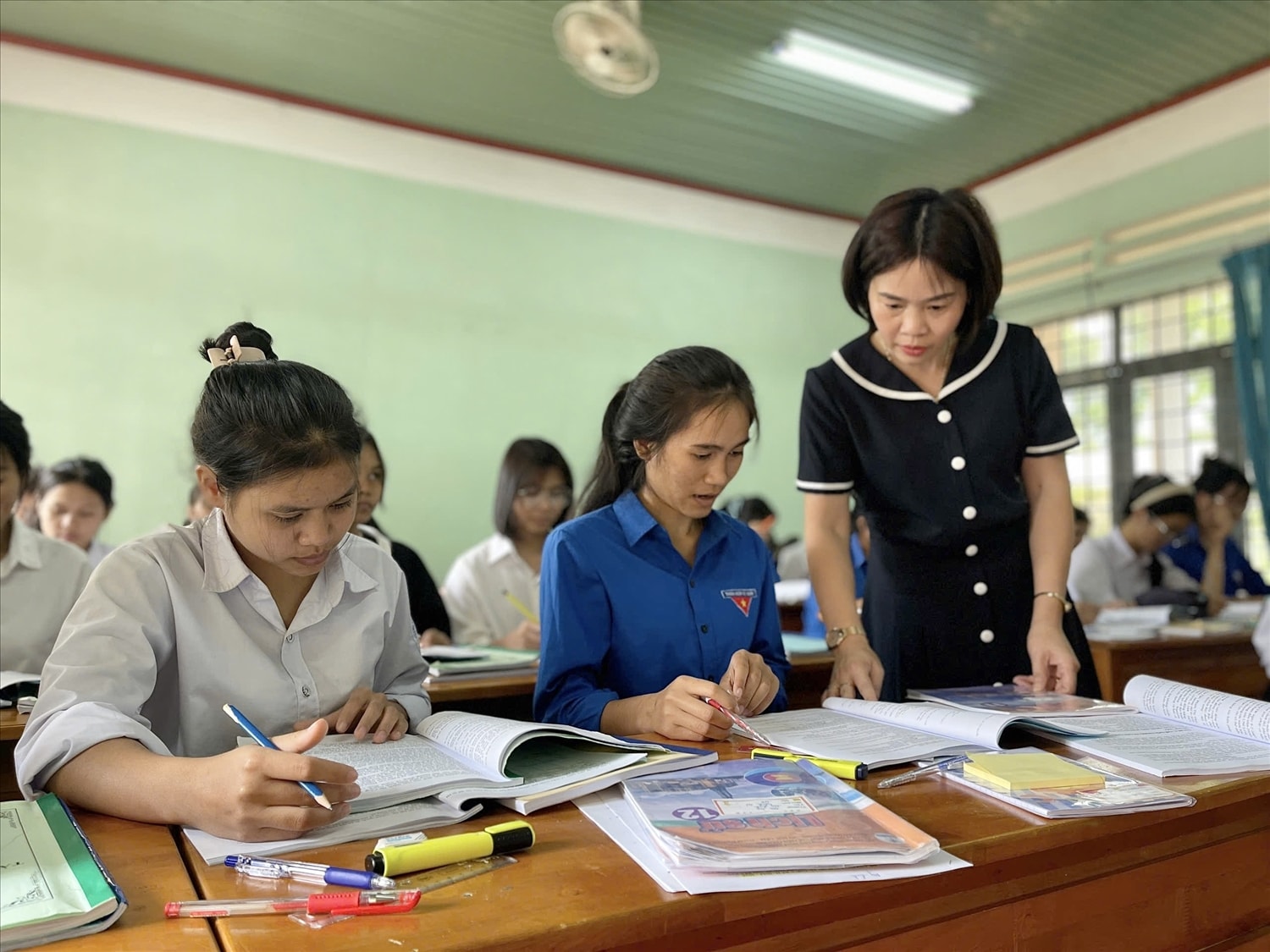 Thầy cô giáo tích cực hướng dẫn, ôn tập chuẩn bị đầy đủ kiến thức giúp học sinh tự tin trong kỳ thi tốt nghiệp THPT