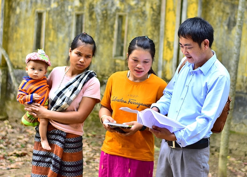 Ông Đoàn Văn Linh- Giám đốc HTX trồng và chiết xuất tinh dầu dược liệu Vanpa (ngoài cùng bên phải) hướng dẫn bàn con quy trình trồng cây dược liệu Ông Đoàn Văn Linh- Giám đốc HTX trồng và chiết xuất tinh dầu dược liệu Vanpa (ngoài cùng bên phải) hướng dẫn bàn con quy trình trồng cây dược liệu