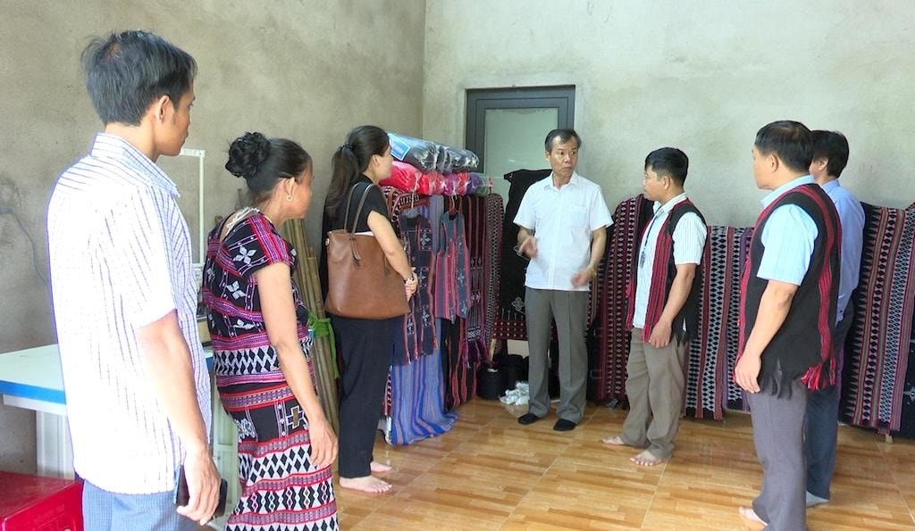 UBND huyện Đakrông hỗ trợ Tổ hợp tác Dệt Zèng A Bung quảng bá sản phẩm UBND huyện Đakrông hỗ trợ Tổ hợp tác Dệt Zèng A Bung quảng bá sản phẩm