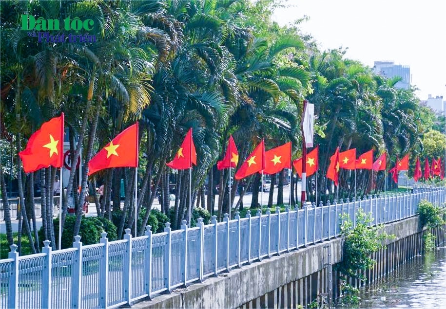 (ẢNH) TP. Hồ Chí Minh rực rỡ cờ hoa, giới trẻ háo hức chụp ảnh kỉ niệm dịp 50 năm thống nhất đất nước 10