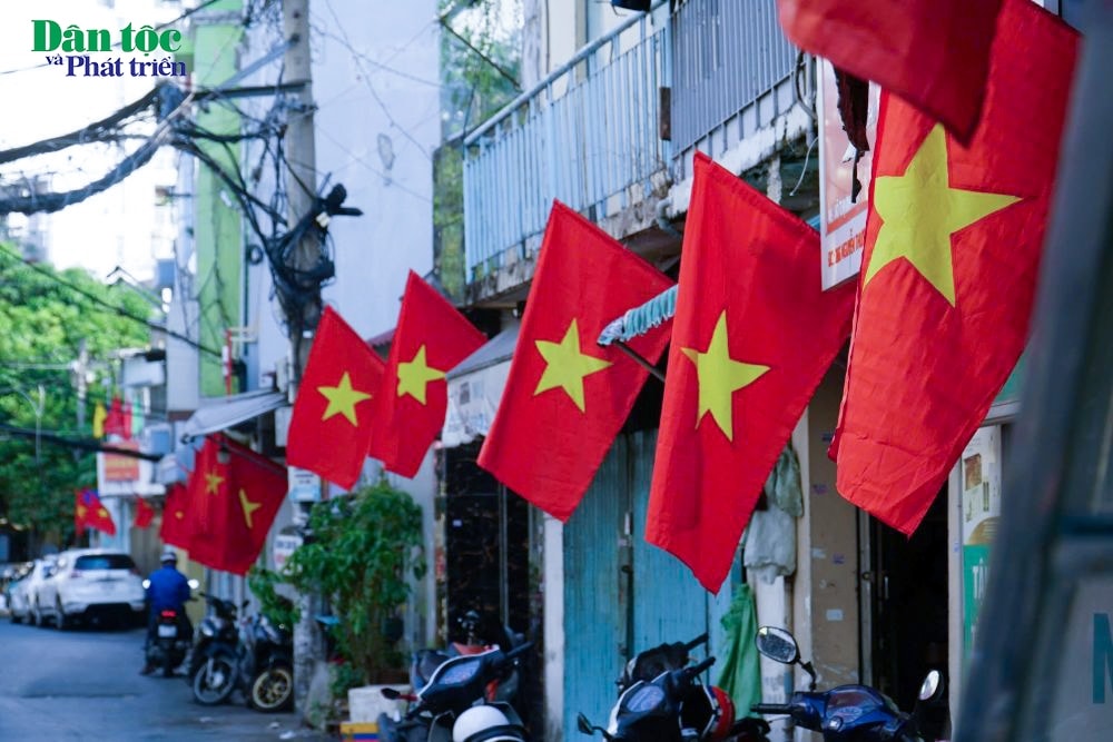 Theo ghi nhận của phóng viên, hiện tại, khắp các con đường, ngõ hẻm của TP. Hồ Chí Minh như đường Nguyễn Thượng Hiền (Phú Nhuận), tuyến đường cờ Hoàng Sa (Quận 1) đều rợp bóng cờ đỏ sao vàng. 