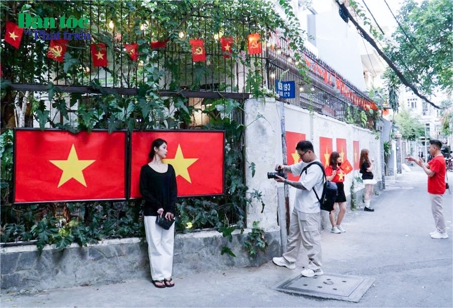 Dịp này, một quán cà phê tại hẻm 193 đường Nam Kỳ Khởi Nghĩa (Quận 3) cũng đang gây sốt trên mạng xã hội và thu hút lượng khách lớn ghé thăm, chụp ảnh với những lá Quốc kỳ, Đảng kỳ được in khổ lớn treo trên tường