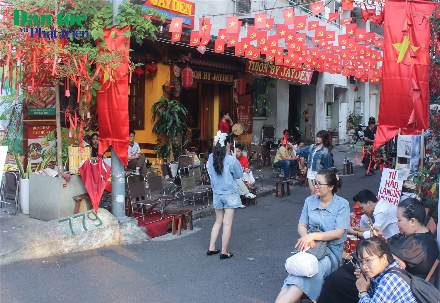 Những ngày này, tại hẻm 229 Hoàng Sa (Quận 1), đang thu hút nhiều bạn trẻ đến chụp hình với những lá Quốc kỳ, Đảng kỳ rực rỡ. Số cờ này được một quán cà phê trang trí nhân kỷ niệm 50 năm ngày giải phóng miền Nam, thống nhất đất nước.
