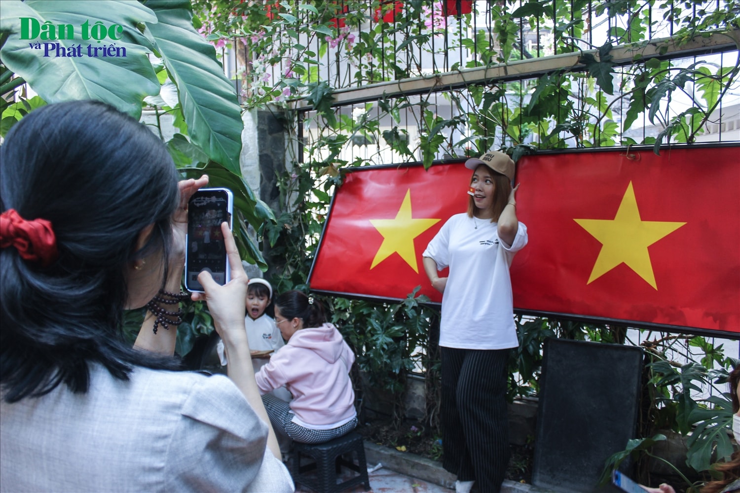 Theo các bạn trẻ, những hình ảnh cùng video với cờ đỏ sao vàng được đăng tải trên mạng xã hội nhằm lan toả lòng yêu nước và niềm tự hào dân tộc, thể hiện sự tri ân đối với những giá trị lịch sử.