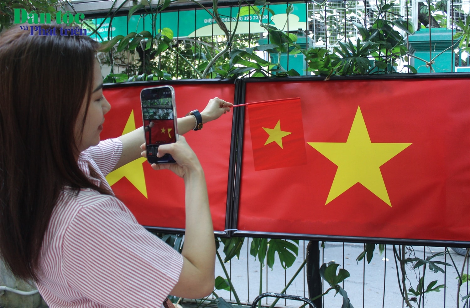 Nhiều gia đình, bạn trẻ diện những chiếc áo thun mang các thông điệp như “Độc lập – Tự do”  hay cầm cờ đỏ sao vàng để dạo chơi chụp ảnh. 