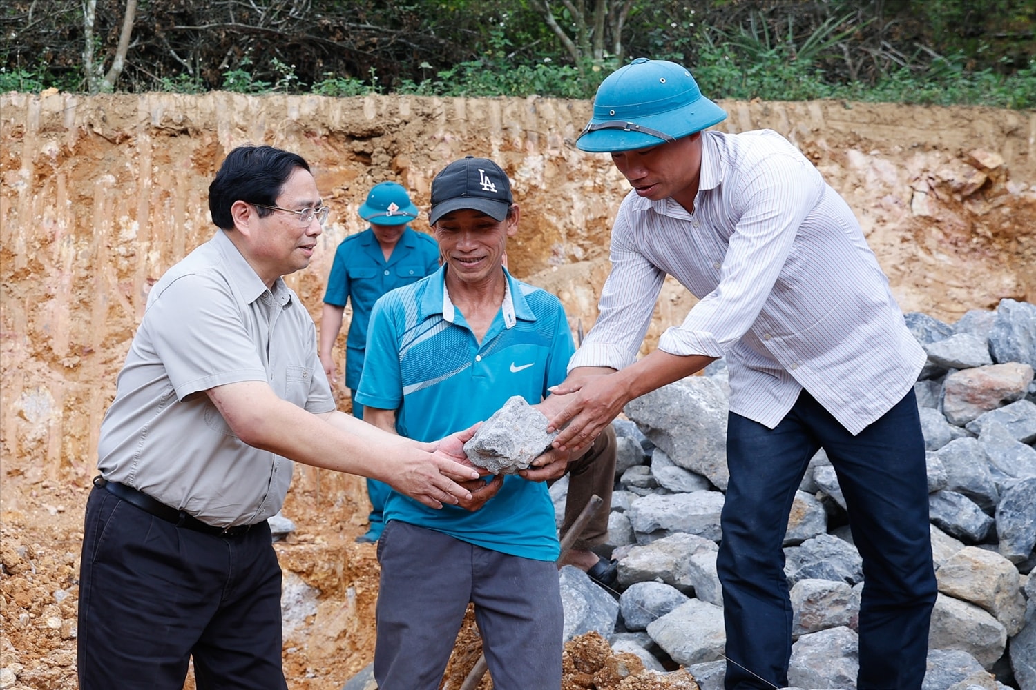Thủ tướng Chính phủ Phạm Minh Chính tham gia khởi công xây nhà mới cho hộ gia đình ông Xa Văn Vọng, xóm Sơn Phú, xã Cao Sơn, huyện Đà Bắc, tỉnh Hòa Bình tại Lễ phát động phong trào thi đua cả nước chung tay xóa nhà tạm, nhà dột nát trên phạm vi cả nước trong năm 2025 tổ chức ngày 13/4/2024.(Ảnh: VGP)