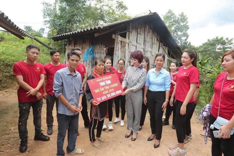 Cùng với trách nhiệm của cả hệ thống chính trị, Chương trình xóa nhà tạm, nhà dột nát trên phạm vi cả nước đã và đang nhận được sự chung tay của cộng đồng doanh nghiệp, doanh nhân. 