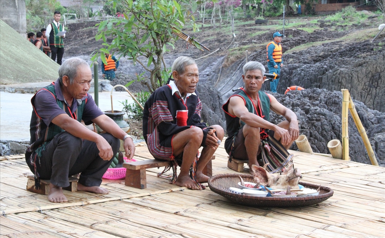 Không chỉ giỏi về cồng chiêng, nghệ nhân Y Krai Cil (ở giữa) còn là thầy cúng giỏi của người Mnông Gar ở Đắk Phơi Không chỉ giỏi về cồng chiêng, nghệ nhân Y Krai Cil (ở giữa) còn là thầy cúng giỏi của người Mnông Gar ở Đắk Phơi