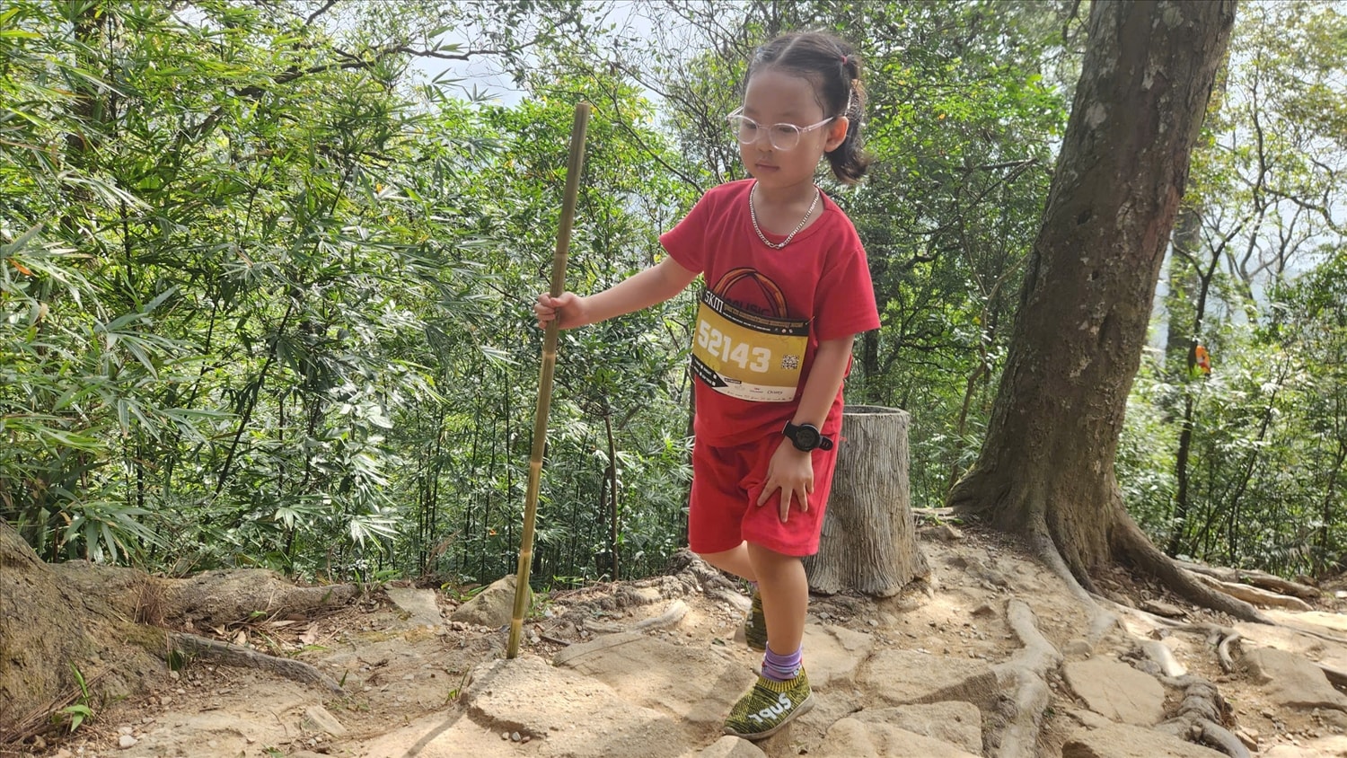 Những vận động viên nhí tích cưc tham gia giải leo núi Những vận động viên nhí tích cưc tham gia giải leo núi