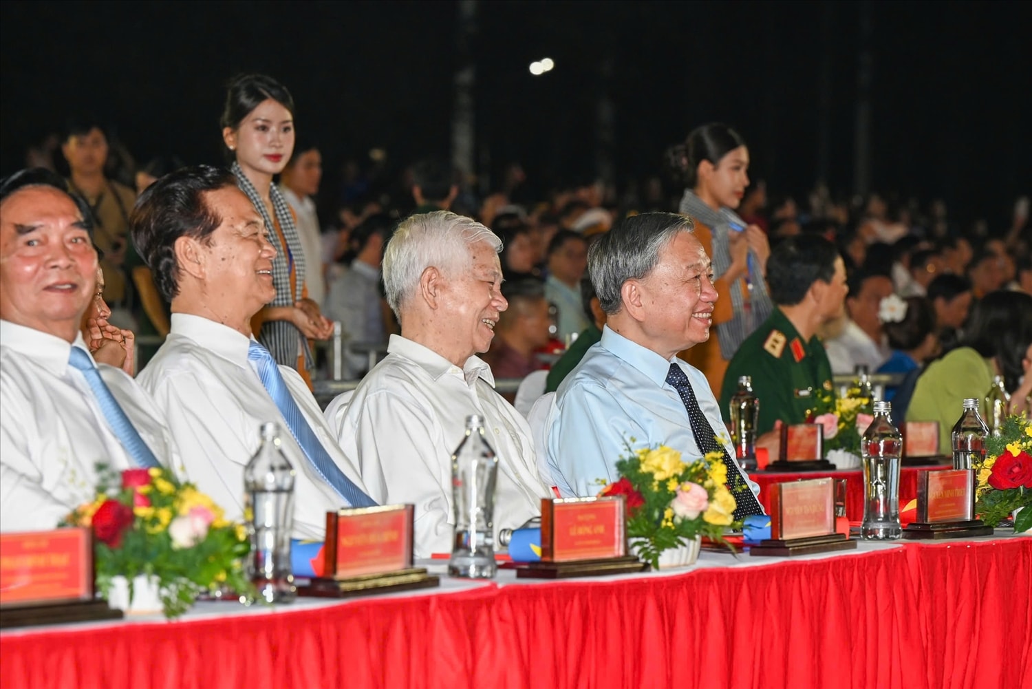 Tổng Bí Thư Tô Lâm và các đại biểu lãnh đạo, nguyên lãnh đạo Đảng, Nhà nước tham dự chương trình nghệ thuật 'Đất nước trọn niềm vui Tổng Bí Thư Tô Lâm và các đại biểu lãnh đạo, nguyên lãnh đạo Đảng, Nhà nước tham dự chương trình nghệ thuật 'Đất nước trọn niềm vui
