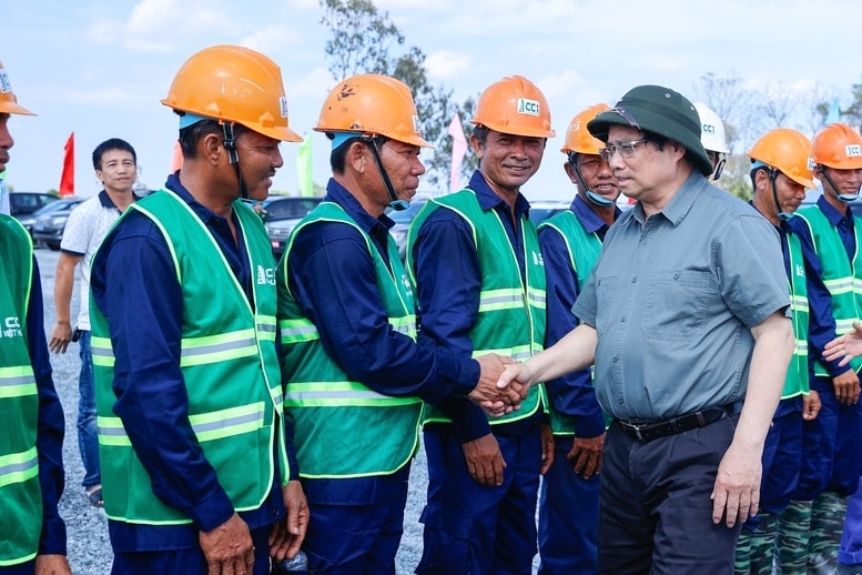 Thủ tướng Phạm Minh Chính động viên các lực lượng thi công dự án cao tốc Cần Thơ – Cà Mau - Ảnh: VGP/Nhật Bắc Thủ tướng Phạm Minh Chính động viên các lực lượng thi công dự án cao tốc Cần Thơ – Cà Mau - Ảnh: VGP/Nhật Bắc