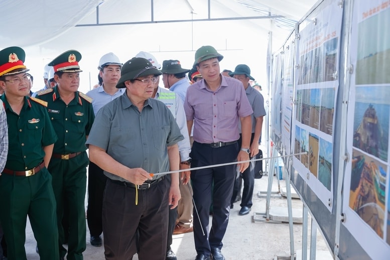 Thủ tướng kiểm tra, thị sát dự án cao tốc Cần Thơ – Cà Mau - Ảnh: VGP/Nhật Bắc Thủ tướng kiểm tra, thị sát dự án cao tốc Cần Thơ – Cà Mau - Ảnh: VGP/Nhật Bắc