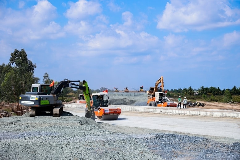 Dự án cao tốc Cần Thơ - Cà Mau dài hơn 110 km, đi qua Cần Thơ, Hậu Giang, Bạc Liêu, Kiên Giang, Cà Mau, do Ban Quản lý dự án Mỹ Thuận (Bộ Xây dựng) làm chủ đầu tư - Ảnh: VGP/Nhật Bắc Dự án cao tốc Cần Thơ - Cà Mau dài hơn 110 km, đi qua Cần Thơ, Hậu Giang, Bạc Liêu, Kiên Giang, Cà Mau, do Ban Quản lý dự án Mỹ Thuận (Bộ Xây dựng) làm chủ đầu tư - Ảnh: VGP/Nhật Bắc