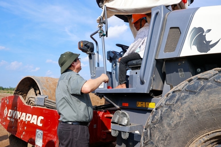 Thủ tướng động viên các lực lượng thi công dự án cao tốc Cần Thơ – Cà Mau - Ảnh: VGP/Nhật Bắc Thủ tướng động viên các lực lượng thi công dự án cao tốc Cần Thơ – Cà Mau - Ảnh: VGP/Nhật Bắc