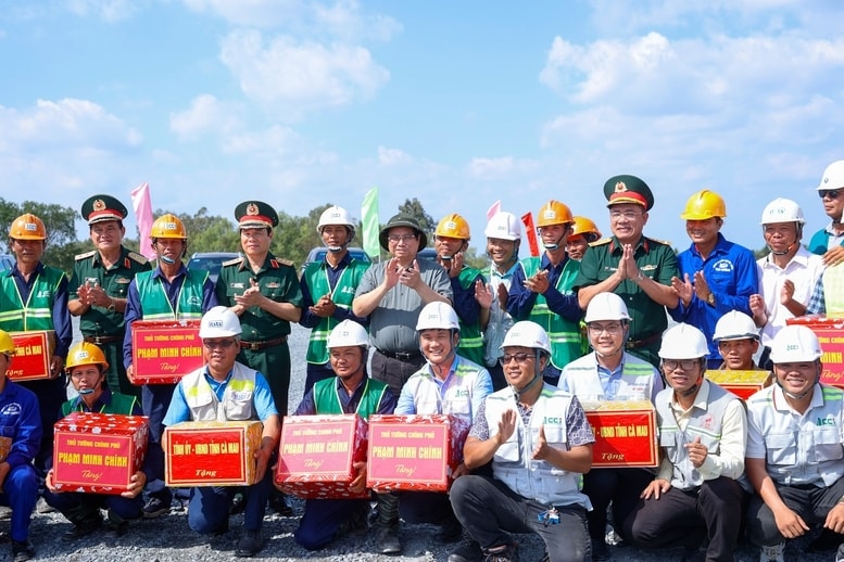 Thủ tướng tặng quà, động viên đội ngũ cán bộ, công nhân, người lao động đang làm việc trên công trường dự án Cần Thơ – Cà Mau - Ảnh: VGP/Nhật Bắc Thủ tướng tặng quà, động viên đội ngũ cán bộ, công nhân, người lao động đang làm việc trên công trường dự án Cần Thơ – Cà Mau - Ảnh: VGP/Nhật Bắc