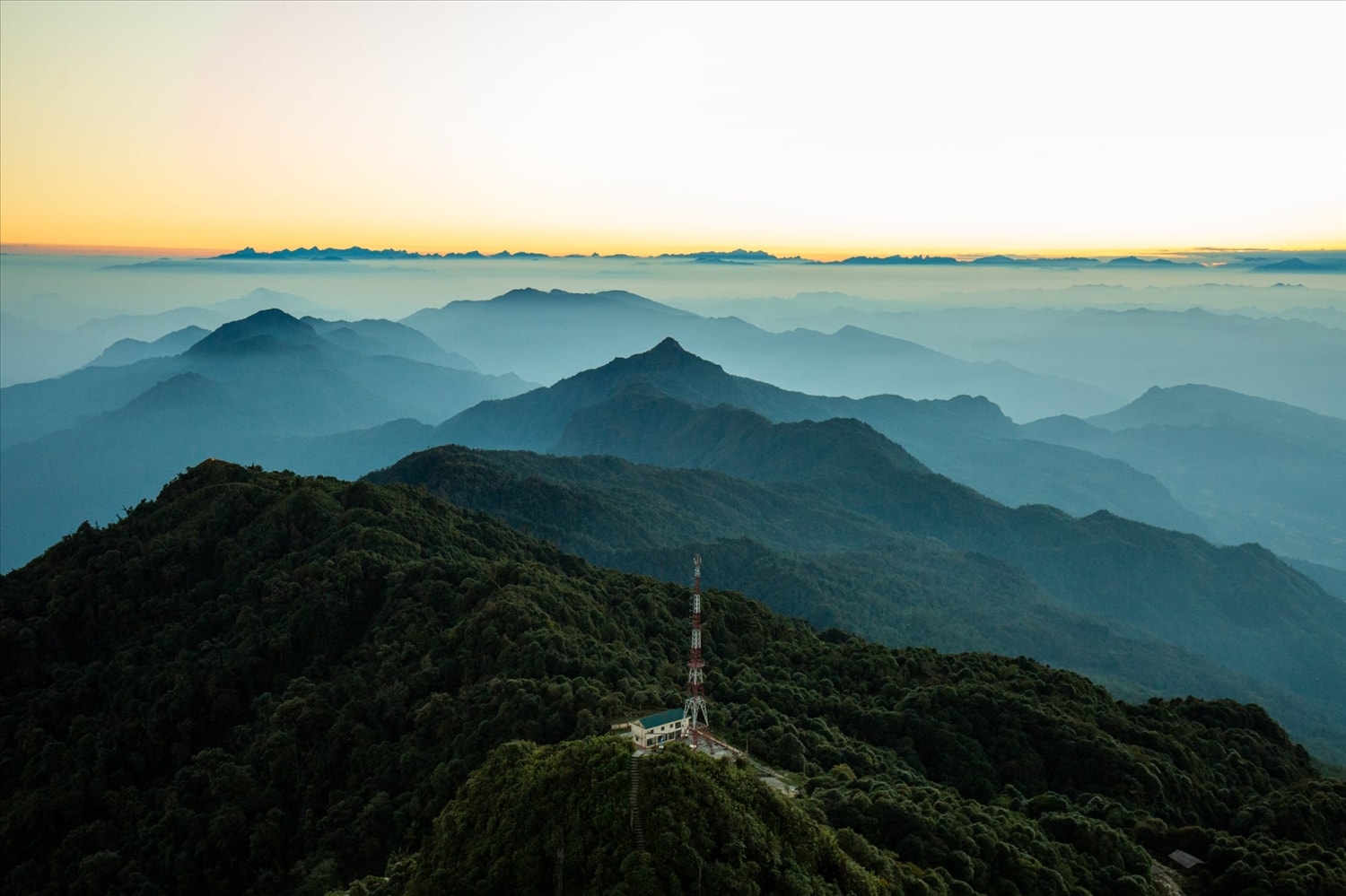 Thôn Chiến Thắng, xã Hồ Thầu, huyện Hoàng Su Phì, tỉnh Hà Giang nằm ở lưung chừng đỉnh núi Chiêu Lầu Thị thuộc dãy Tây Côn Lĩnh. Thôn có 47 hộ người Dao đỏ với 277 nhân khẩu.