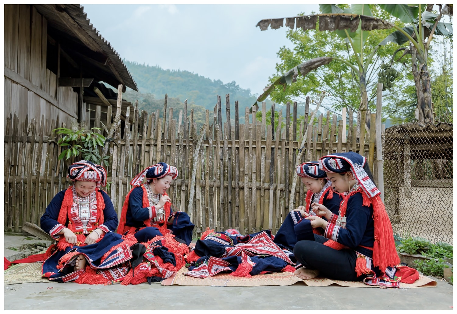 Tại đây, phụ nữ người Dao đỏ vẫn còn bảo tồn, gìn giữ nét đẹp trang phục truyền thống của dân tộc mình.
