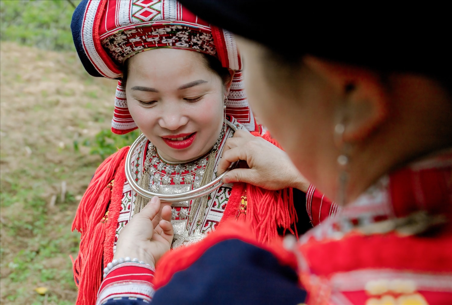 Bên cạnh quần áo là trang phục chính, người Dao đỏ rất thích dùng đồ trang sức như vòng cổ, túi ăn trầu, nhẫn… Với họ, ngoài làm đẹp thì việc đeo thêm đồ trang sức còn có giá trị tín ngưỡng cầu mong được thần linh phù hộ hoặc trừ tà ma.