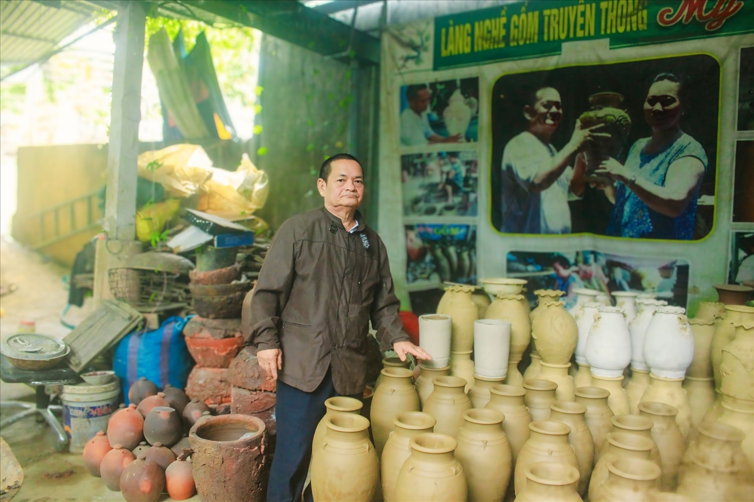 Hiện nay, gia đình nghệ nhân Đặng Văn Trịnh chủ yếu làm gốm theo đơn đặt hàng Hiện nay, gia đình nghệ nhân Đặng Văn Trịnh chủ yếu làm gốm theo đơn đặt hàng