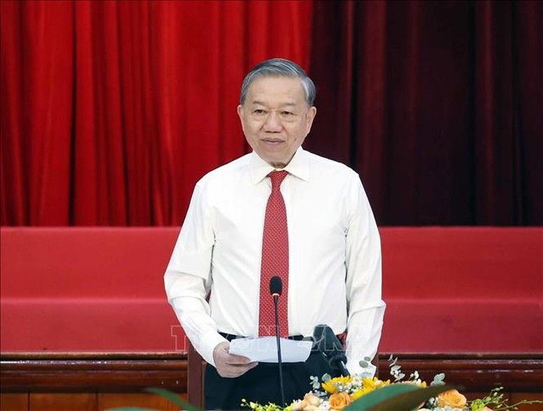 Tổng Bí thư Tô Lâm nhấn mạnh, các đồng chí, những người lính cụ Hồ đã vượt qua muôn vàn gian khổ, khó khăn, nguy hiểm để viết nên những trang sử vàng về cuộc trường kỳ kháng chiến, tạo nên “dáng đứng Việt Nam” trong dòng chảy của thời đại. Ảnh: TTXVN
