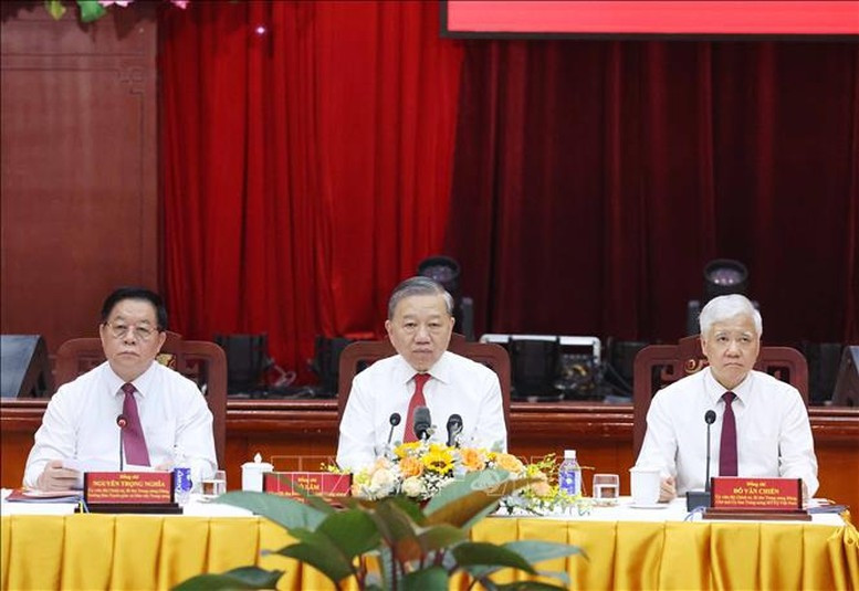 Tổng Bí thư Tô Lâm và lãnh đạo Đảng, Nhà nước gặp mặt cán bộ lão thành cách mạng, người có công, gia đình chính sách tiêu biểu nhân dịp kỷ niệm 50 năm Ngày giải phóng miền Nam, thống nhất đất nước (30/4/1975-30/4/2025). Ảnh: TTXVN