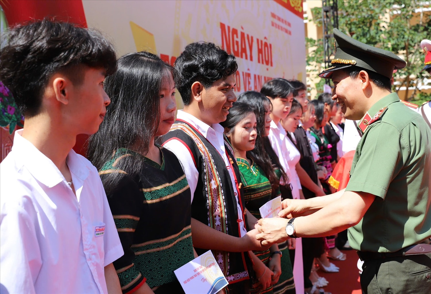 Trung tướng Lê Văn Tuyến, Thứ trưởng Bộ Công an trao  học bổng cho 40 học sinh có hoàn cảnh khó khăn, vươn lên trong học tập