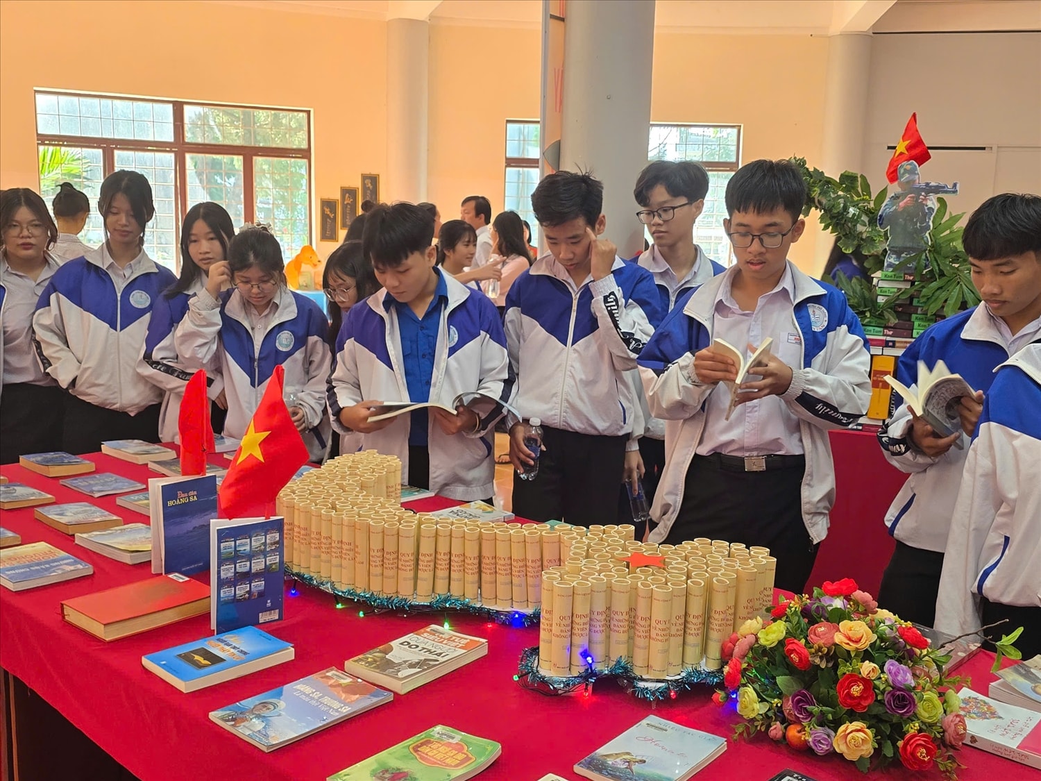 Các em học sinh thích thú khi được tham gia Ngày Sách và Văn hóa đọc Việt Nam Các em học sinh thích thú khi được tham gia Ngày Sách và Văn hóa đọc Việt Nam