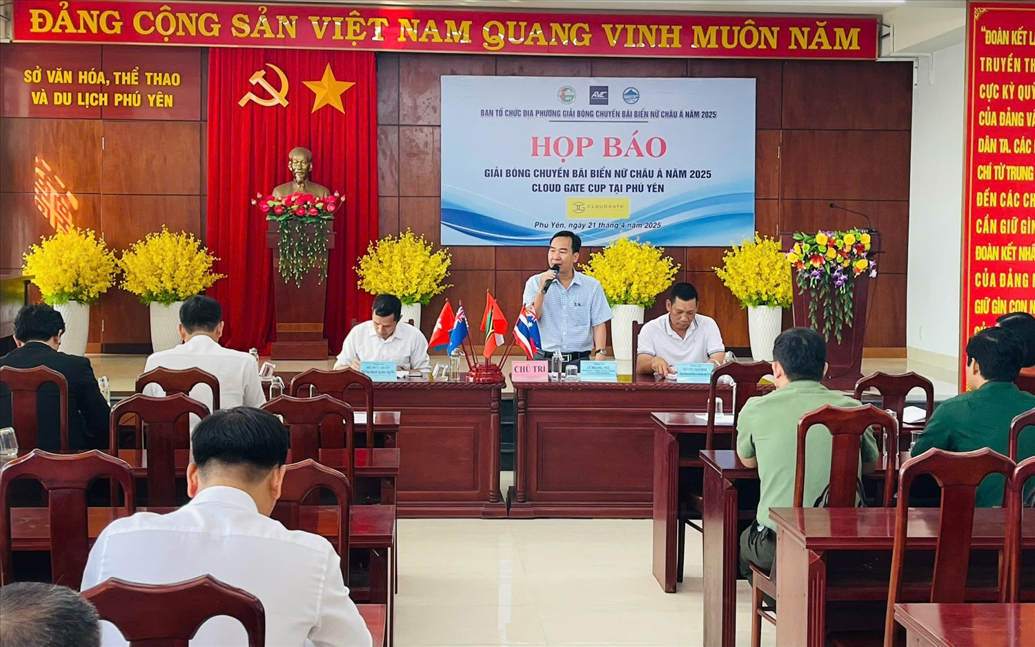 Quang cảnh buổi họp báo Quang cảnh buổi họp báo