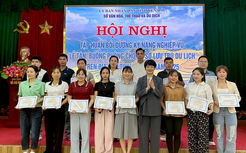 Sở Văn hoá, Thể thao và Du lịch tỉnh Yên Bái trao giấy chứng nhận cho các học viên (Ảnh: Hoàng Ngọc)