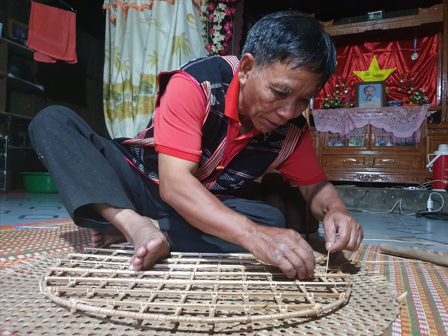 Không chỉ là Người có uy tín mẫu mực trong cộng đồng người Cơ Tu ở Đông Giang, già Bhling Blóo còn là nghệ nhân tài hoa trong nghề đan lát.