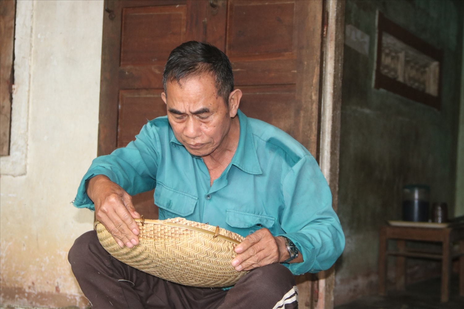 Bao năm nay, già Đinh Văn Xếp vẫn luôn miệt mài giữ nghề truyền thống của người Hrê Quảng Ngãi.