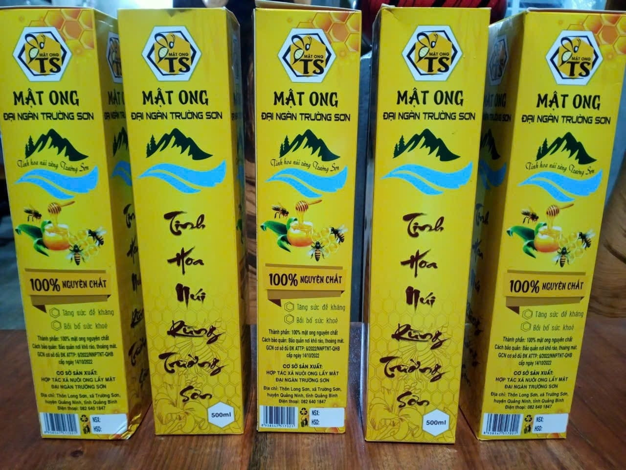 sản phẩm của HTX Mật ong đại ngàn Trường Sơn được đóng gói bắt mắt và có mặt ở nhiều thị trường trong nước Sản phẩm của HTX Mật ong đại ngàn Trường Sơn được đóng gói bắt mắt và có mặt ở nhiều thị trường trong nước