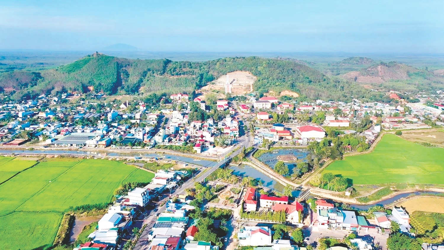 Hòa chung sự phát triển của tỉnh, đời sống của Nhân dân vùng đồng bào DTTS và miền núi tỉnh Bình Thuận cũng có những bước phát triển vượt bậc. (Trong ảnh: Trung tâm huyện Tánh Linh, tỉnh Bình Thuận)