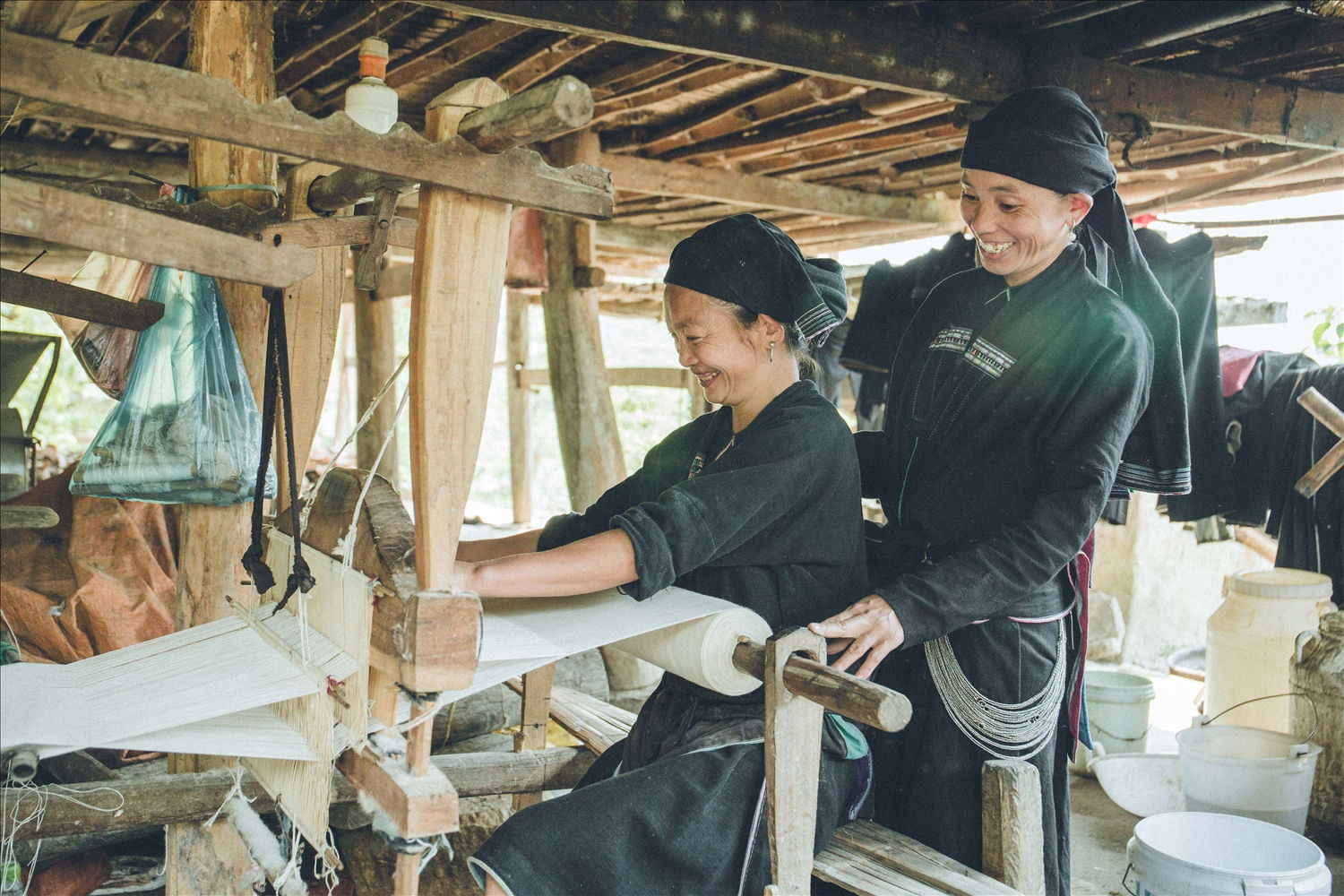 Chị Vương Thị Lan - Phó Chủ tịch Hội phụ nữ xã Bản Phùng cho biết để giữ gìn nét văn hóa của dân tộc mình những năm gần đây Hội liên hiệp phụ nữ xã đã phối hợp với các đơn vị trường học mở lớp dệt thổ cẩm dân tộc cho các em học sinh vào các buổi sinh hoạt ngoại khóa trong tuần, khuyến khích hội viên truyền nghề dệt vải, thêu, cắt, may trang phục cho thế hệ trẻ, hướng tới đưa các sản phẩm thêu may, trang phục truyền thống trở thành hàng hóa, hình thành Câu lạc bộ nghề dệt thổ cẩm... Việc giữ gìn và phát huy những giá trị văn hóa không chỉ góp phần nâng cao đời sống tinh thần, khích lệ người dân thi đua phát triển kinh tế, xóa đói giảm nghèo, phát triển du lịch, mở ra những cơ hội phát triển mới cho địa phương. Chị Vương Thị Lan - Phó Chủ tịch Hội phụ nữ xã Bản Phùng cho biết để giữ gìn nét văn hóa của dân tộc mình những năm gần đây Hội liên hiệp phụ nữ xã đã phối hợp với các đơn vị trường học mở lớp dệt thổ cẩm dân tộc cho các em học sinh vào các buổi sinh hoạt ngoại khóa trong tuần, khuyến khích hội viên truyền nghề dệt vải, thêu, cắt, may trang phục cho thế hệ trẻ, hướng tới đưa các sản phẩm thêu may, trang phục truyền thống trở thành hàng hóa, hình thành Câu lạc bộ nghề dệt thổ cẩm... Việc giữ gìn và phát huy những giá trị văn hóa không chỉ góp phần nâng cao đời sống tinh thần, khích lệ người dân thi đua phát triển kinh tế, xóa đói giảm nghèo, phát triển du lịch, mở ra những cơ hội phát triển mới cho địa phương.