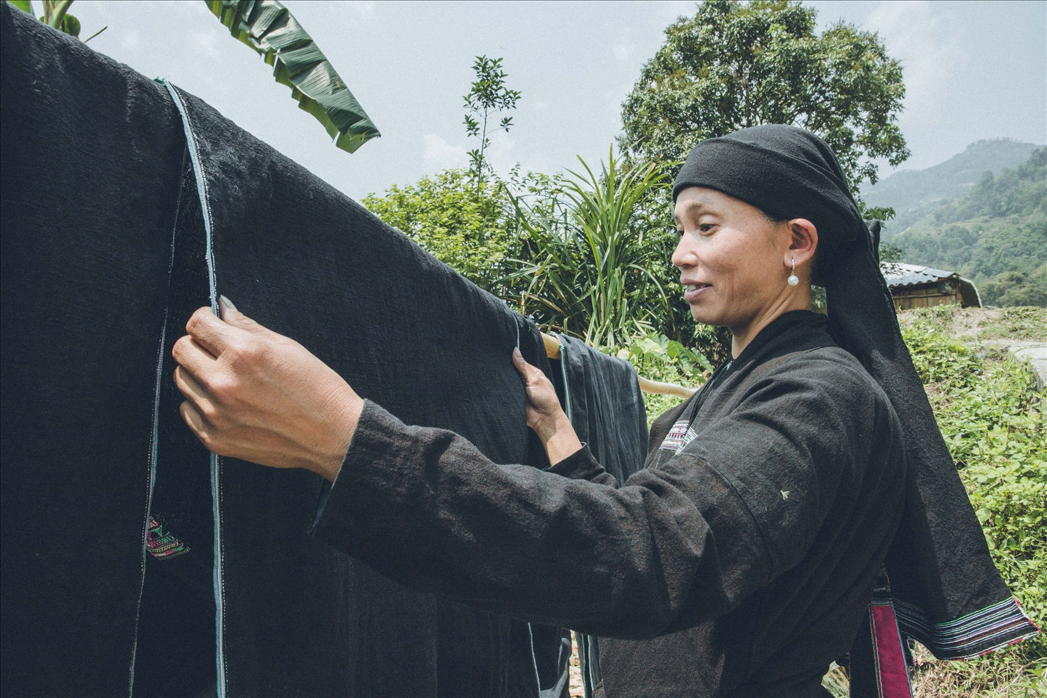 Trang phục người La Chí màu chàm là màu chủ đạo. Để vải lên đúng màu, người phụ nữ phải nhuộm rồi phơi khô ít nhất 5 lần. Người La Chí quan niệm, trang phục làm từ vải bông tự dệt và tự nhuộm màu chàm mới cho thấy được vẻ đẹp và sự khéo léo của người phụ nữ La Chí. Trang phục người La Chí màu chàm là màu chủ đạo. Để vải lên đúng màu, người phụ nữ phải nhuộm rồi phơi khô ít nhất 5 lần. Người La Chí quan niệm, trang phục làm từ vải bông tự dệt và tự nhuộm màu chàm mới cho thấy được vẻ đẹp và sự khéo léo của người phụ nữ La Chí.