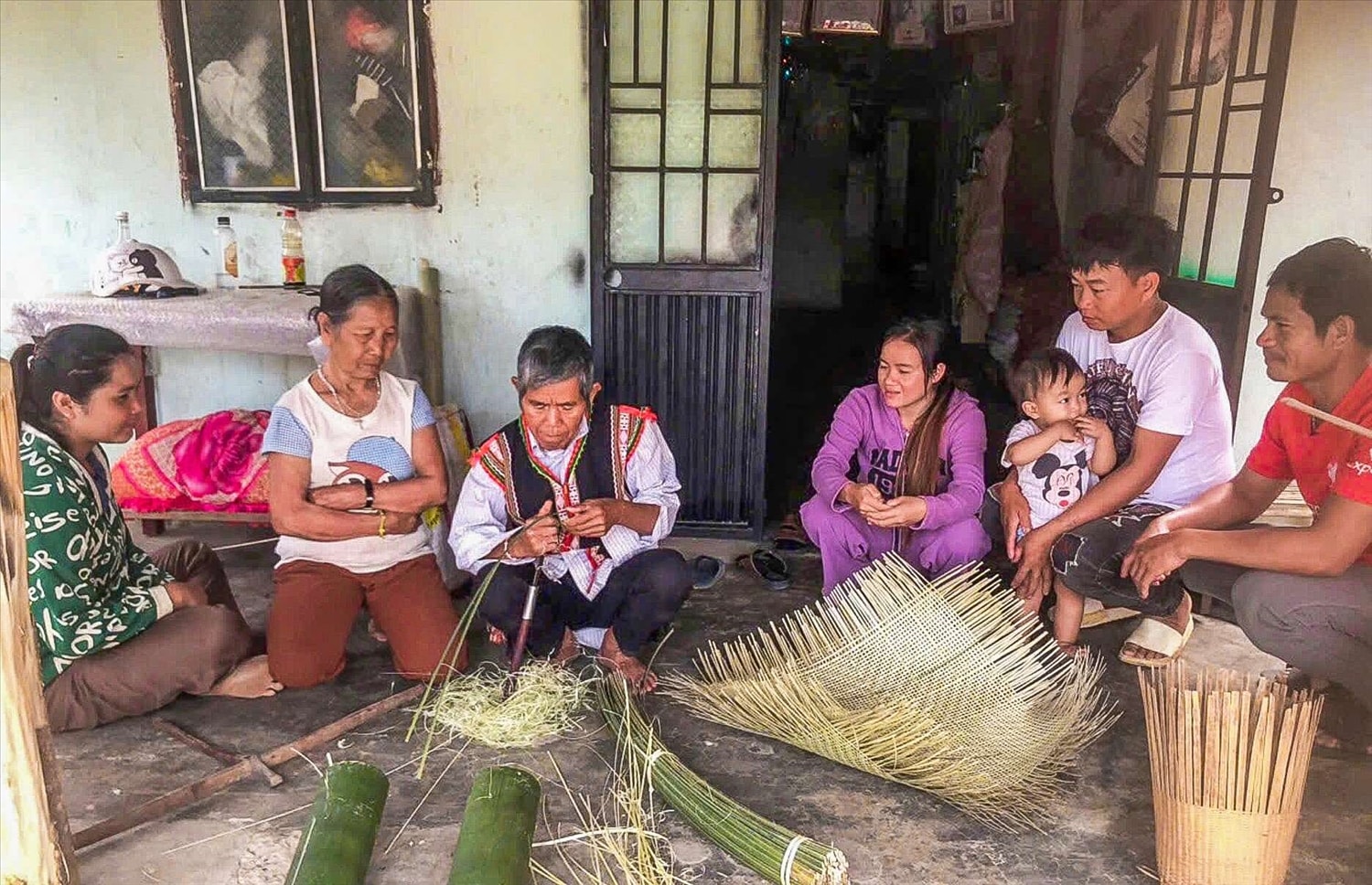Với nghệ nhân A Biu, được truyền nghề đan lát cho mọi người dân trong làng là niềm vui và hạnh phúc nhất