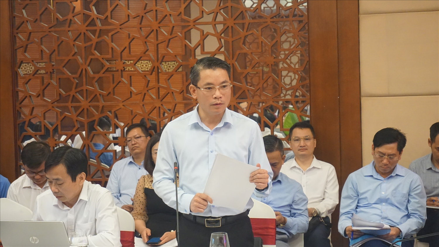 Ông Nguyễn Xuân Nhẫn, Giám đốc Sở Dân tộc và Tôn giáo Lào Cai báo cáo kết quả triển khai Chương trình 1719 với đoàn công tác Ông Nguyễn Xuân Nhẫn, Giám đốc Sở Dân tộc và Tôn giáo Lào Cai báo cáo kết quả triển khai Chương trình 1719 với đoàn công tác