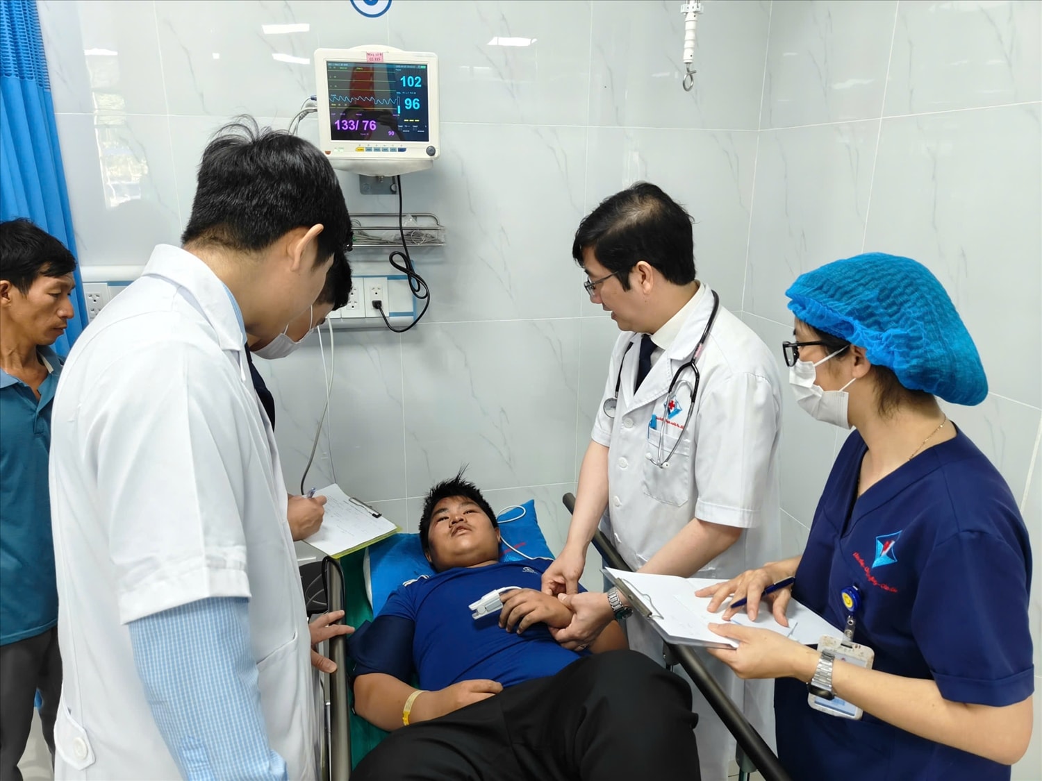 Các em học sinh được kịp thời đưa đi cấp cứu tại Bệnh viện Hùng Vương Gia Lai