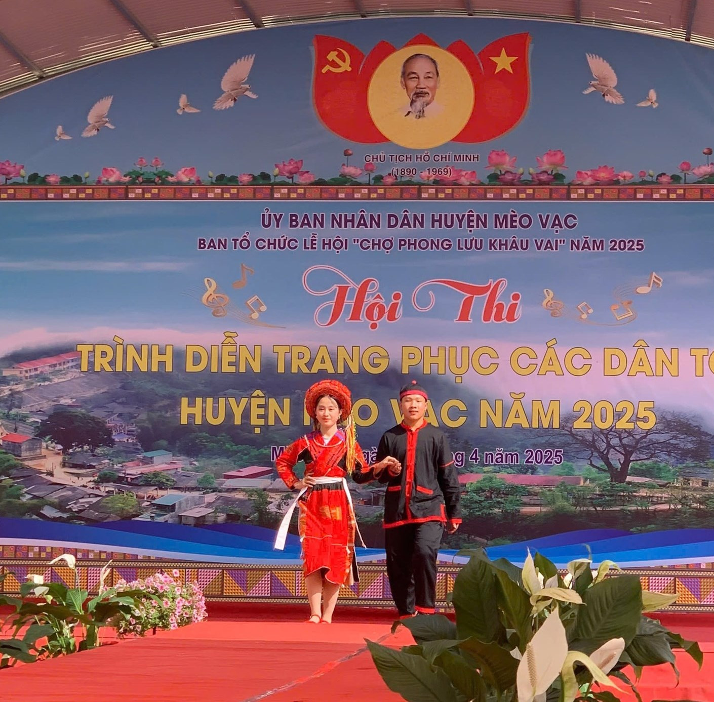 Nét duyên dáng của cặp đôi trong trang phục dân tộc Pà Thẻn tại Hội thi.
