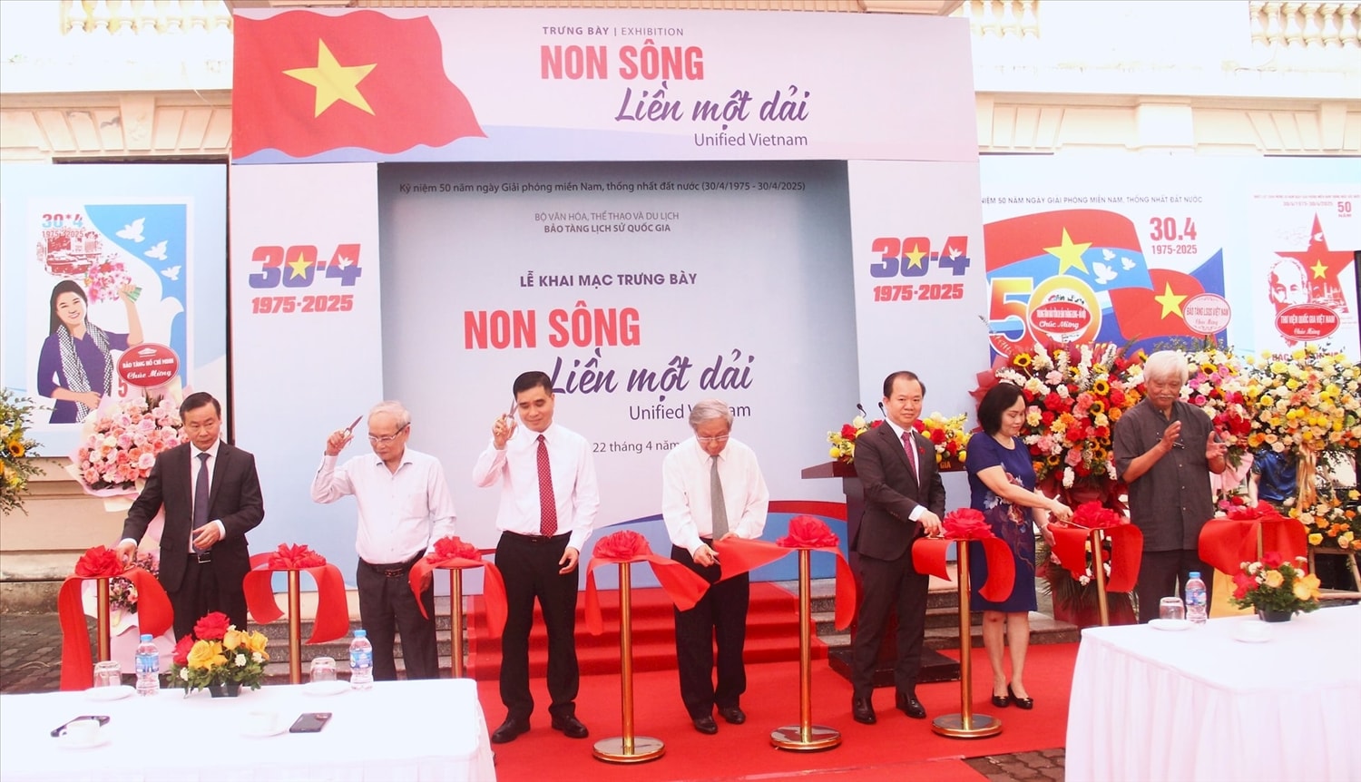 Các đại biểu cắt băng khai mạc trưng bày chuyên đề. Ảnh: Phạm Sỹ.