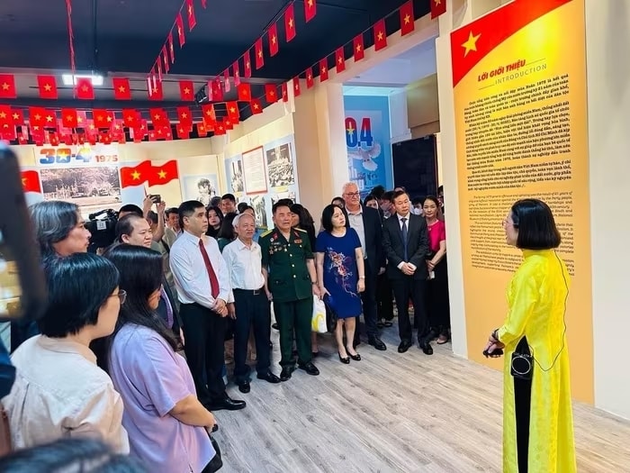 Triển lãm trưng bày 150 tài liệu, hiện vật. 