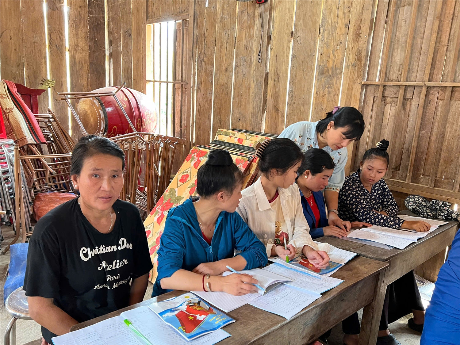 Hầu hết học viên tham gia lớp học chăm chỉ và chăm chú nghe chuyên gia, nghệ nhân truyền dạy Hầu hết học viên tham gia lớp học chăm chỉ và chăm chú nghe chuyên gia, nghệ nhân truyền dạy